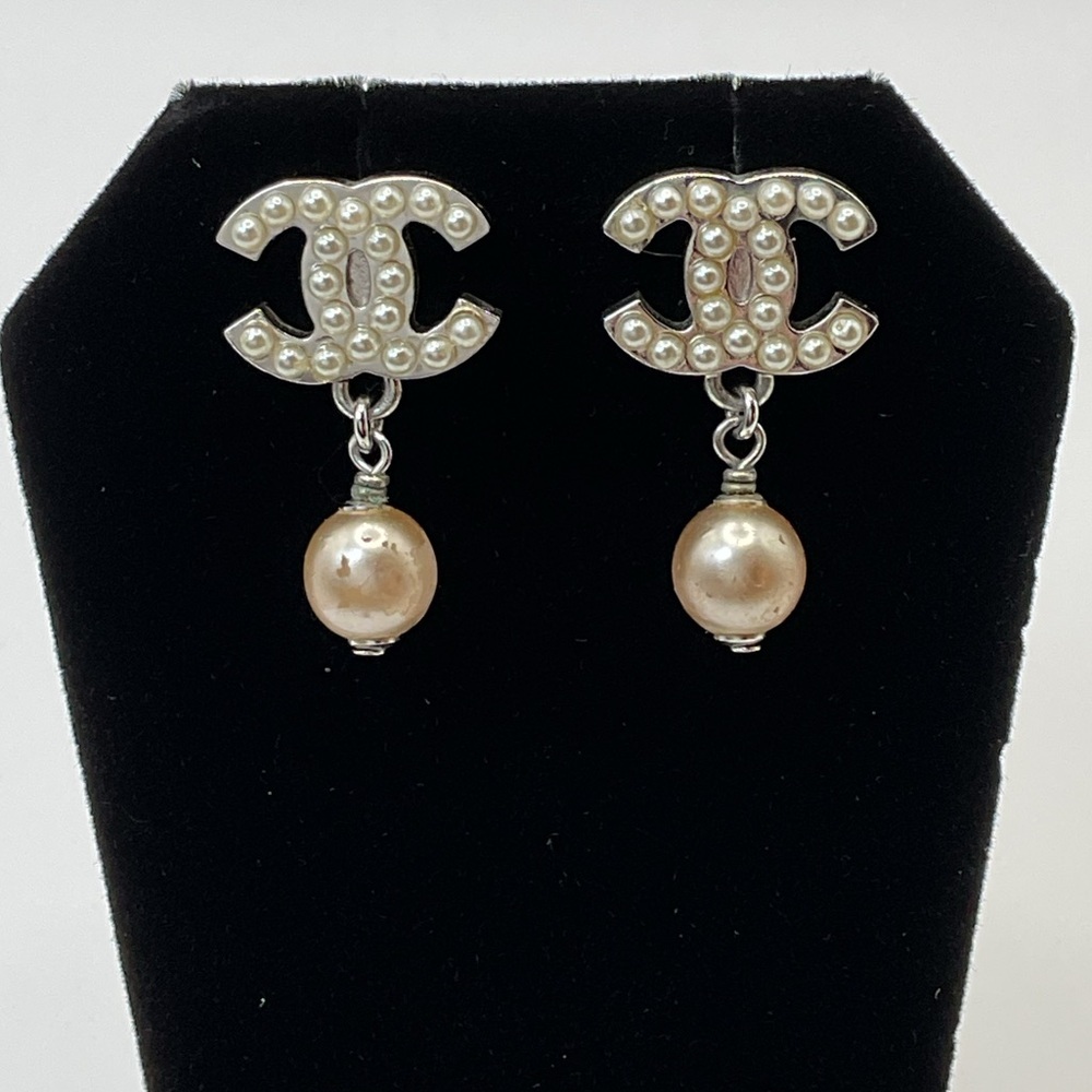 CHANEL Pearl Drop CC Silver and Pearl Earrings - Picture 4 of 9